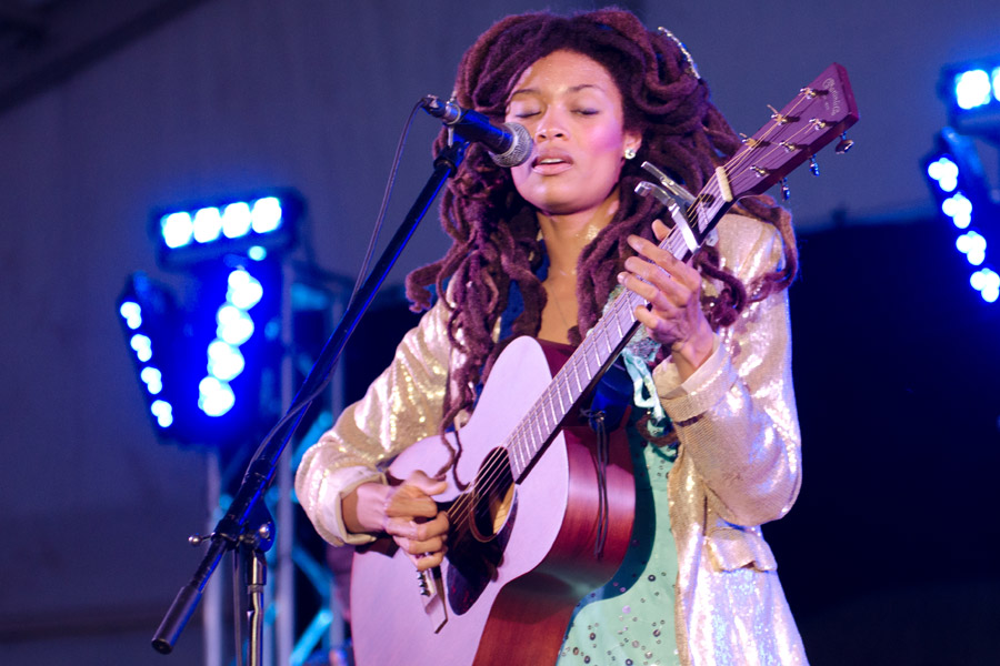 DOS FORMAS DE ARTE - Página 5 Valerie_june_beale_street_festival3